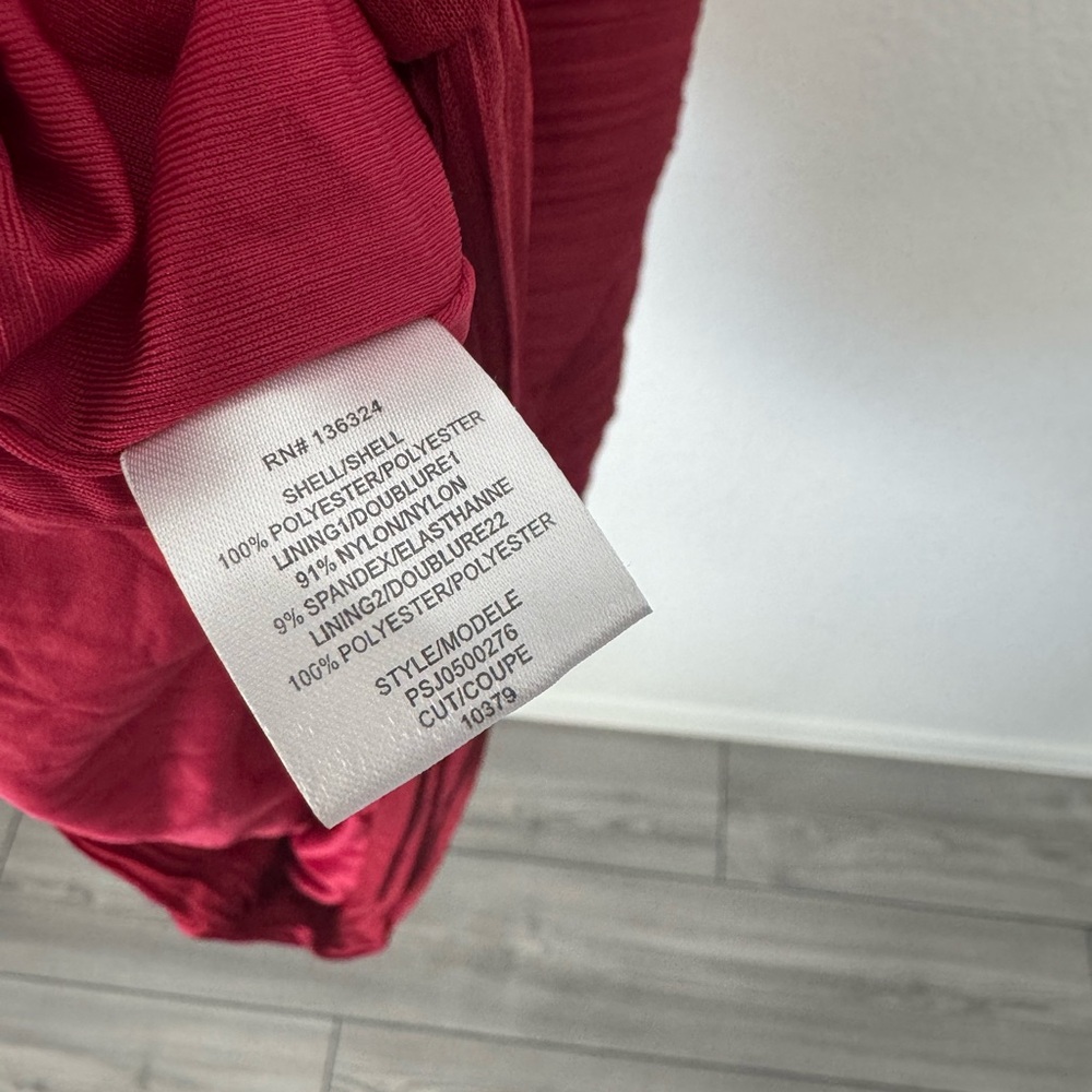 Halston Off Shoulder Asymetrical Sheath
Dress Red NWT MSRP $489 / Size 6 - Picture 9 of 12